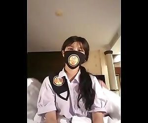 Thai étudiant a pressé sein