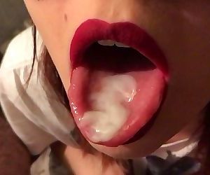 Adolescente rojo barra de labios Primer plano blowjob, Cum en la lengua y tragar